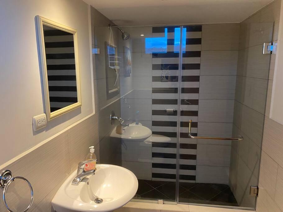 2 Rooms, 1 King Size bed, 64 Smart HDTV Guatemala-Stad Buitenkant foto